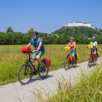 Radfahrer mit Ausblick auf die Festung Hohensalzburg