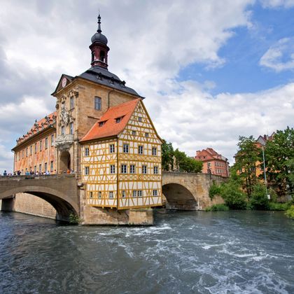 Das historische Rathaus von Bamberg, auf einer Brücke über der Regnitz erbaut