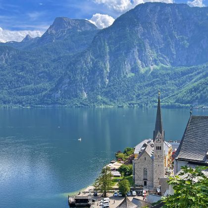 Blick auf die Kirchen von Hallstatt, den See und die Berge