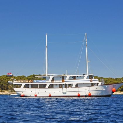 Außenansicht der MS Azimut