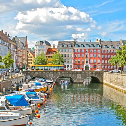 Alte Häuser und Bootsanleger in Kopenhagen