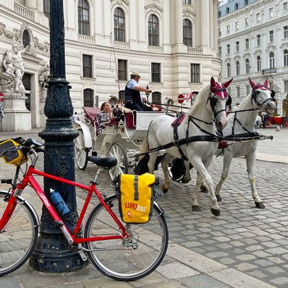 Cycling break in front of the Hofburg in Vienna, with a Fiaker in the background