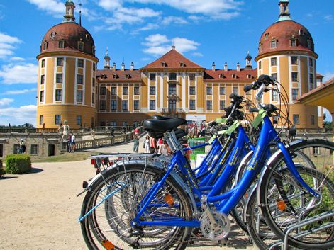 Fahrräder vor Schloss in Dresden