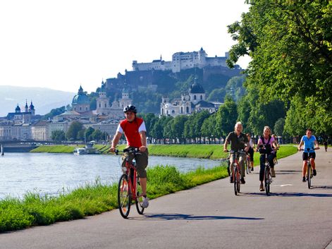 Radfahrer auf Radweg in Salzburg