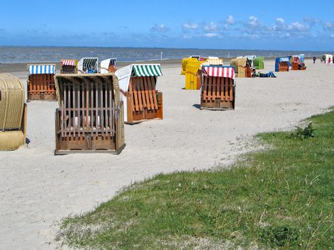 Strandkörbe am Meer in Ostfriesland
