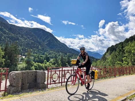 Radfahrerin in den Karnischen Alpen