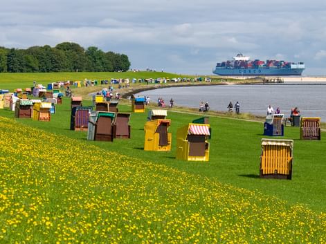 Strandkörbe am Radweg