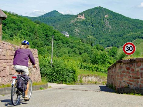 Radfahrerin zwischen den Hügeln in der Nähe von Obernai