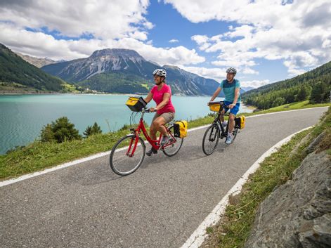 Cyclists on the Reschensee cycle path