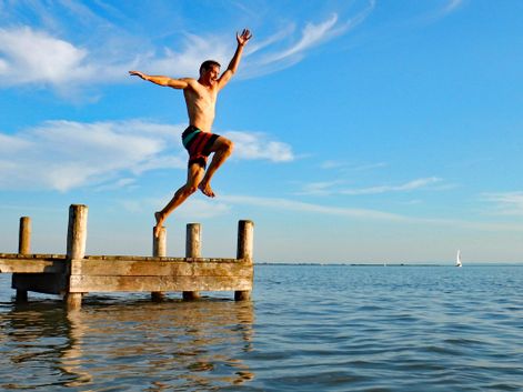 Mann springt von Steg in den Neusiedlersee