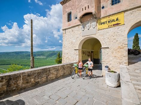 Radfahrer am Torbogen