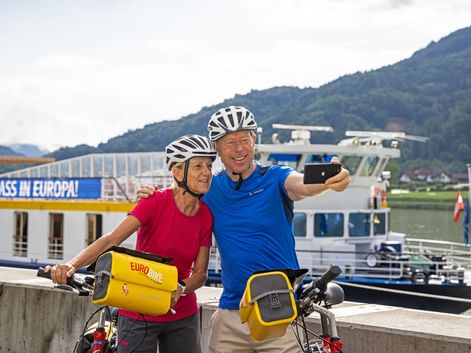 Selfie in front of a ship on the Danube