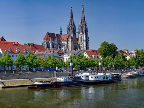 Schiff auf der Donau in Regensburg
