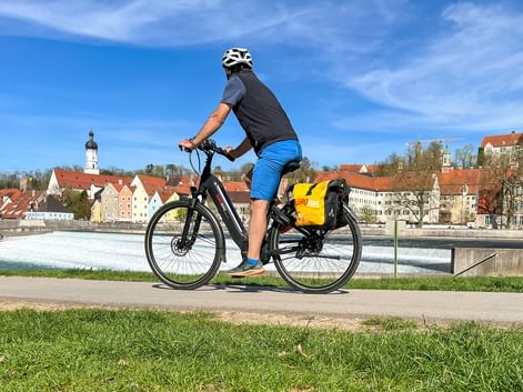 Radfahrer am Uferweg in Landsberg am Lech