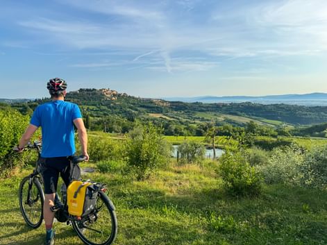 Radfahrer genießt die Aussicht in Montepulciano
