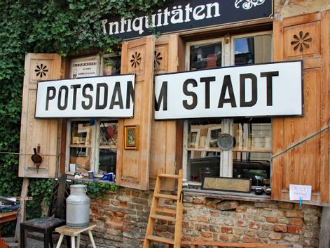 Potsdam Stadt Schild vor einem Laden