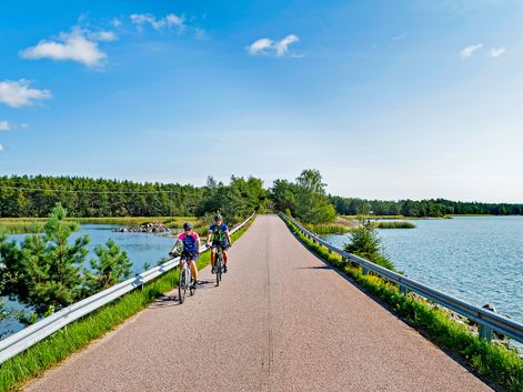 Radfahrer am Inselring in Finnland