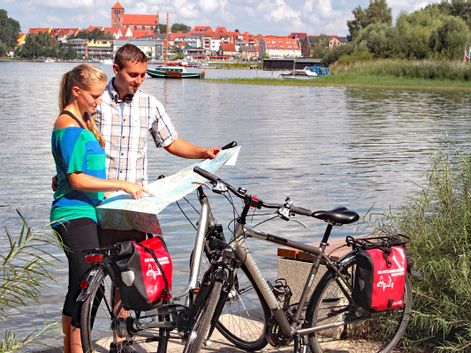 Radfahrer beim Karten lesen auf der Tour Mecklenburger Seenplatte