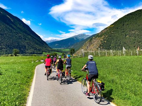 Radfahrer am Radweg bei Meran
