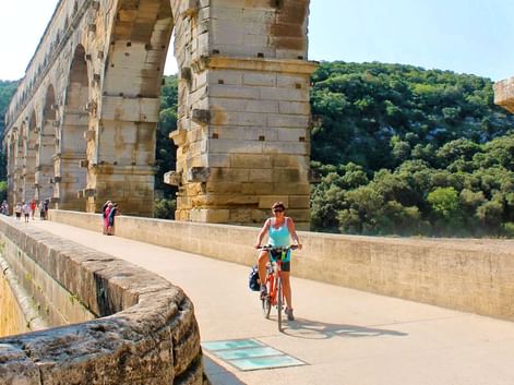 Cyclists on the Pont du Gard