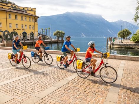 Radfahrer in Riva mit Blick auf den Gardasee