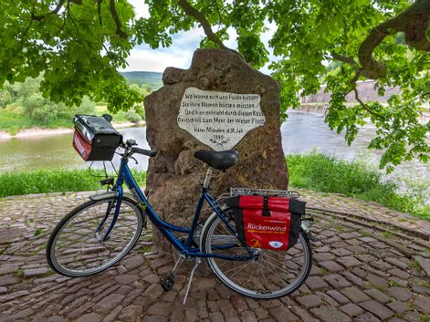 Blaues Fahrrad vor dem Weserstein