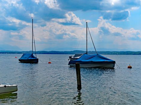 Abgedeckte Segelboote am Starnberger See