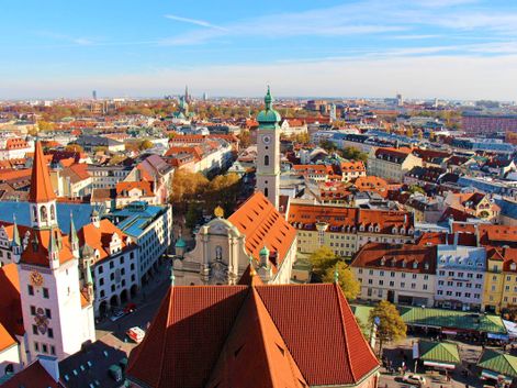 Panorama Aussicht über München mit weiß-blauen Himmel