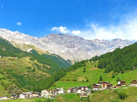 Dorf mit Bergpanorama