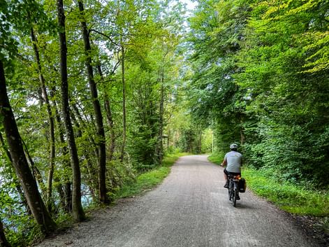 Radfahrer am Flussufer