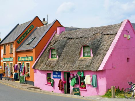 Rosa und orange Häuser in Doolin
