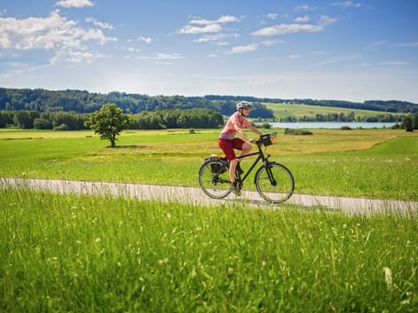 Radfahrerin in der Natur