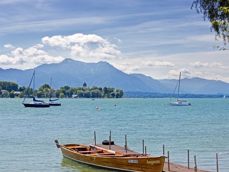Chiemsee Ufer mit Booten