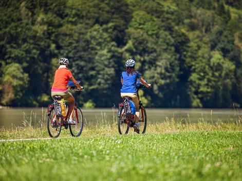 Radfahrer am Flussufer