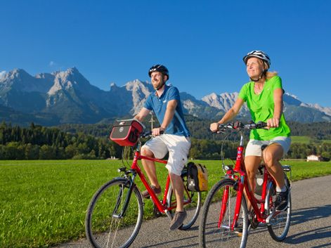 Radfahrer mit Bergen im Hintergrund