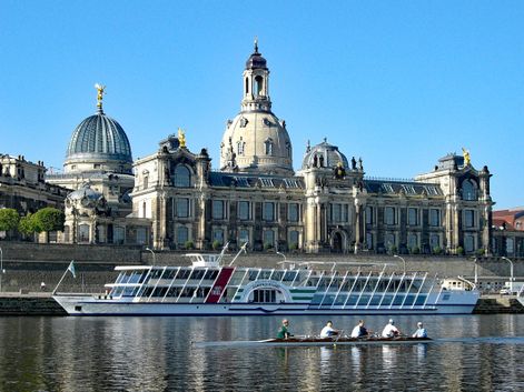 Blick auf Elbe und Gebäude von Dresden