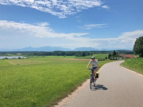 Radfahrer im ländlichen panorama