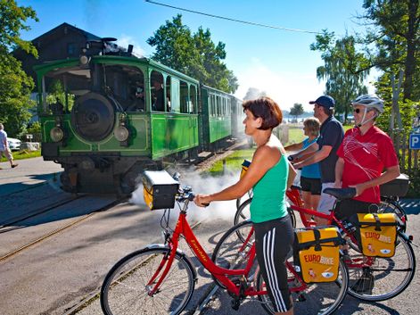 Eurobike Radler warten auf Dampfbahn in Prien am Chiemsee