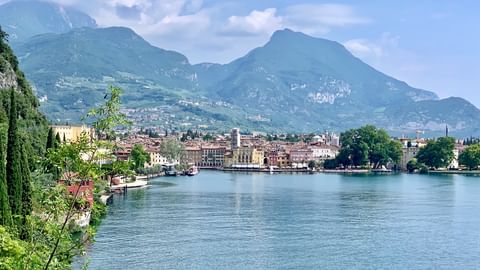 Blick auf Riva del Garda vom Gardasee aus
