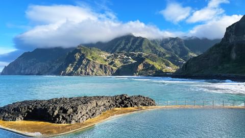 Bergpanorama und Blick auf den Atlantik in Porto da Cruz