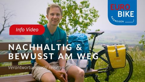 Video-Thumbnail zeigt Radfahrer im türkisen Eurobike-Shirt auf Bank mit Tourenrad und gelben Packtaschen. Text über nachhaltiges Radreisen.