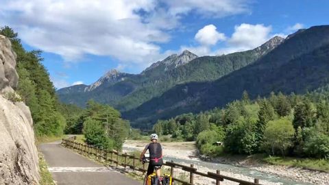 Cyclist at the Alpe-Adria cycle path