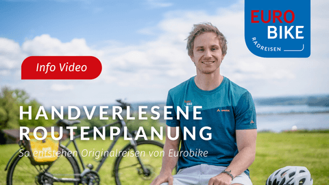 Lächelnder Mann im blauen Vaude-Shirt sitzt im Freien mit Fahrrad und Helm. Text: 'Handverlesene Routenplanung' mit Eurobike-Logo.