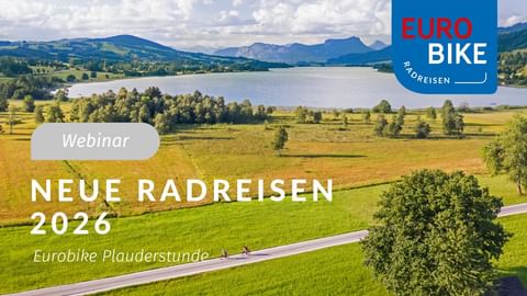 Eurobike Webinar-Thumbnail mit malerischer Seenlandschaft, Bergen, grünen Feldern und Text 'Neue Radreisen 2026 Eurobike Plauderstunde'.