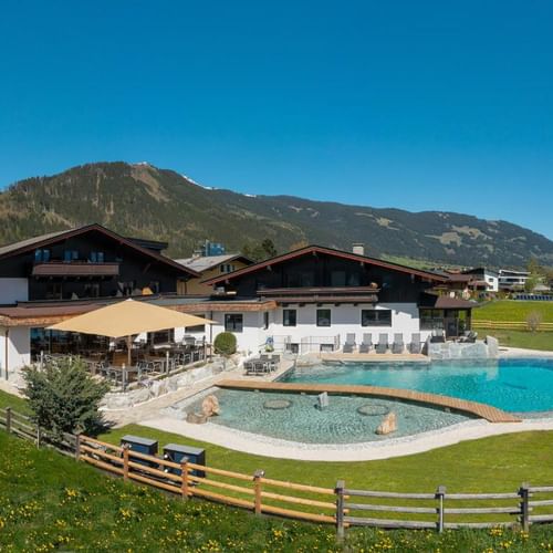 Außenansicht mit Pool