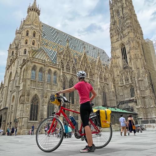 Radlerin am Stephansdom in Wien