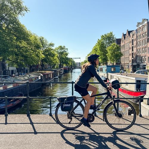 Flandern Gracht Radfahrerin