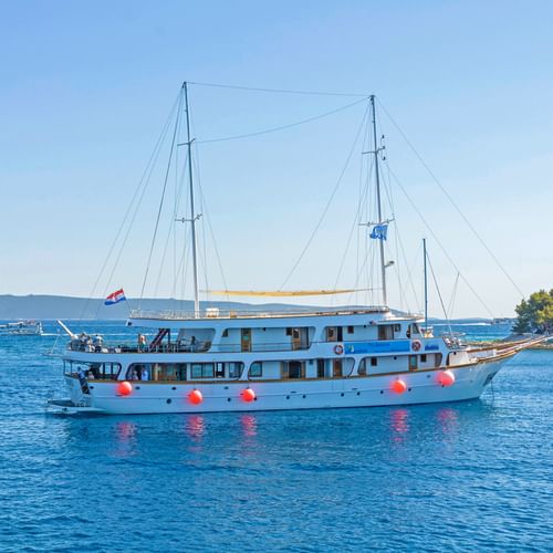 Side view of the MS Amore