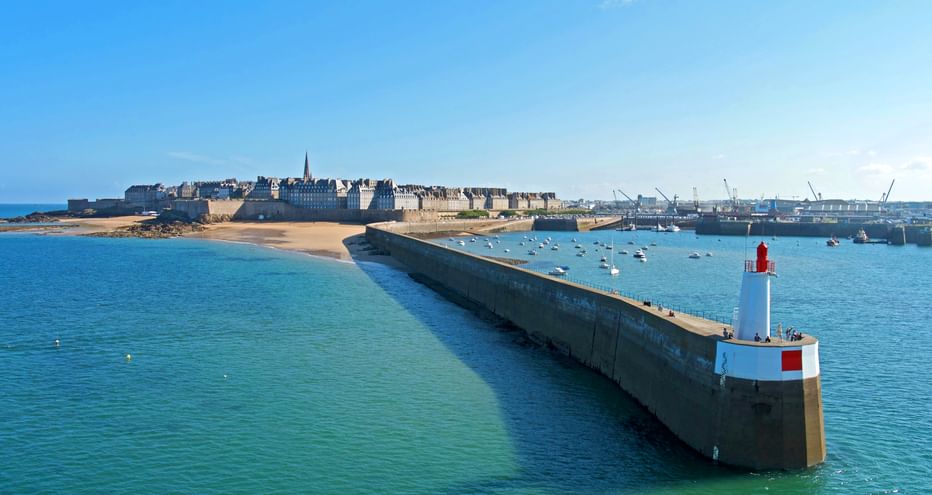 Blick auf die lange Mole der ummauerten Stadt St. Malo am Meer