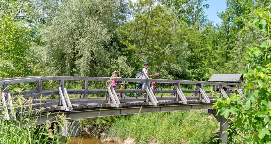 Familie überquert Brücke